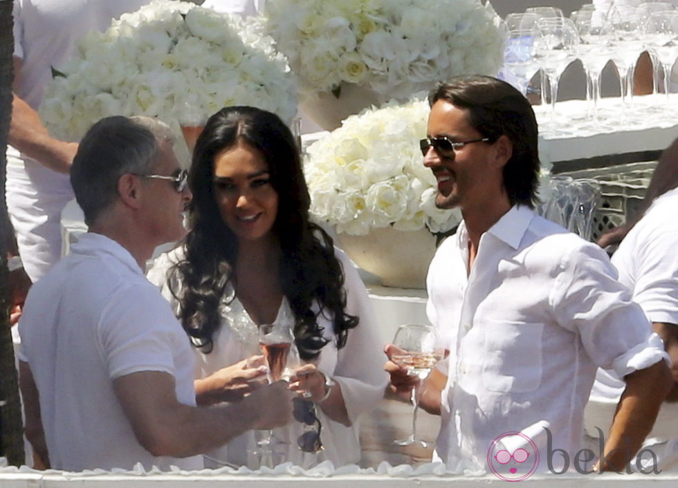 Tamara Ecclestone y Jay Rutland con un invitado durante una de las celebraciones de su boda