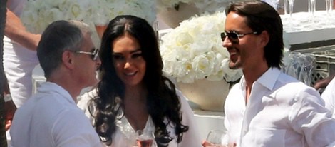 Tamara Ecclestone y Jay Rutland con un invitado durante una de las celebraciones de su boda