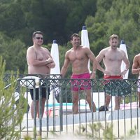 Jay Rutland con sus amigos durante una de las celebraciones de su boda