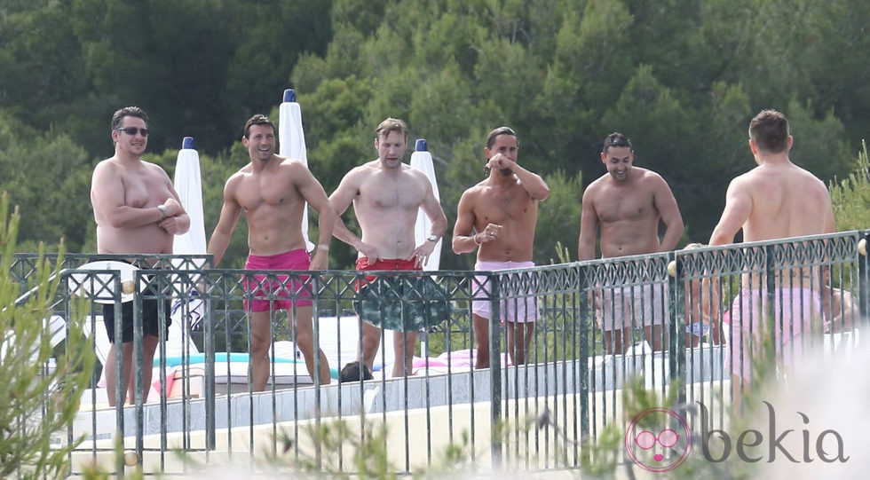 Jay Rutland con sus amigos durante una de las celebraciones de su boda