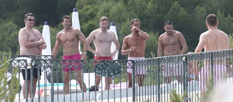 Jay Rutland con sus amigos durante una de las celebraciones de su boda