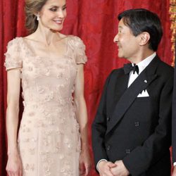 La Princesa Letizia y Naruhito de Japón se dedican una sonrisa en una cena de gala