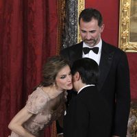 La Princesa Letizia besa a Naruhito de Japón junto al Príncipe Felipe en una cena de gala