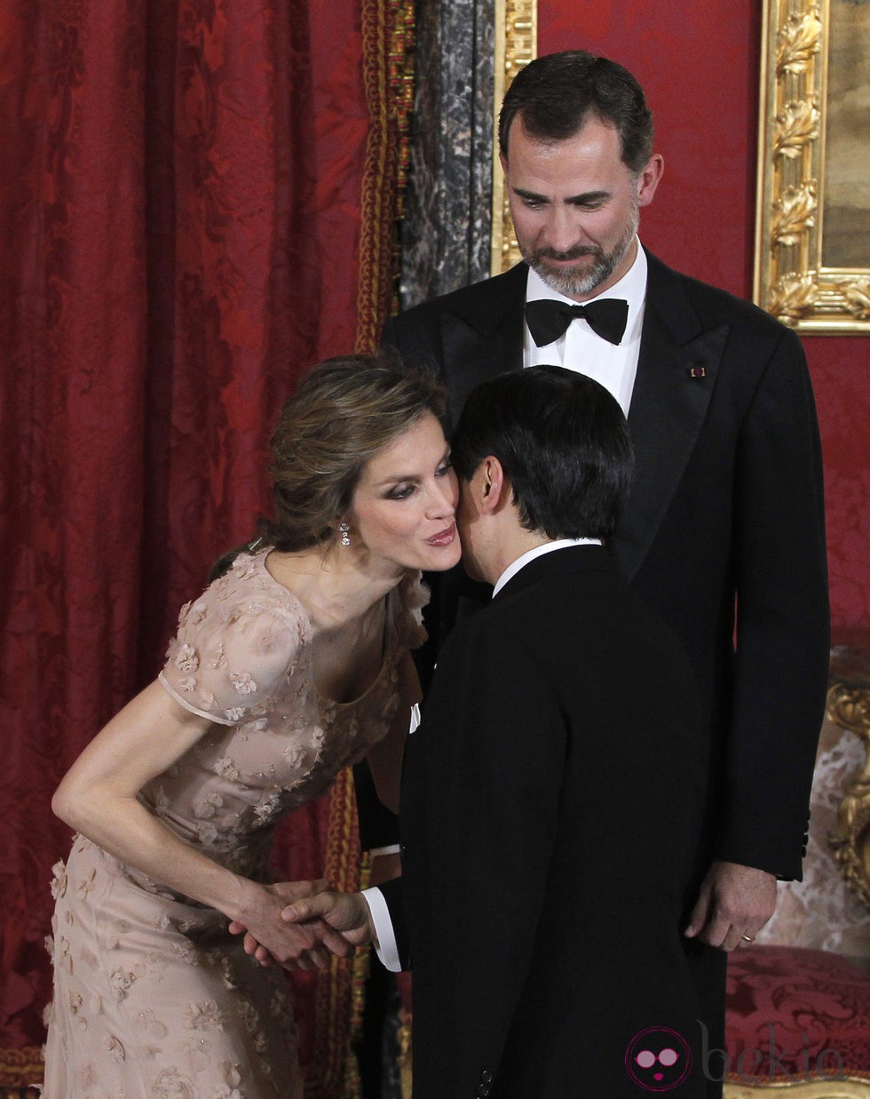 La Princesa Letizia besa a Naruhito de Japón junto al Príncipe Felipe en una cena de gala