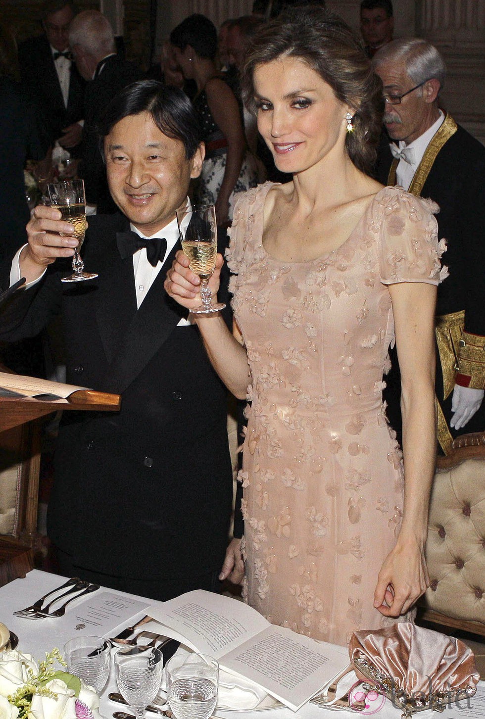 Naruhito de Japón y la Princesa Letizia brindando en una cena de gala en el Palacio Real