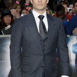 Henry Cavill posando para los fotógrafos en el estreno europeo de 'El Hombre de Acero' en Londres