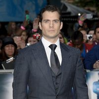 Henry Cavill posando para los fotógrafos en el estreno europeo de 'El Hombre de Acero' en Londres