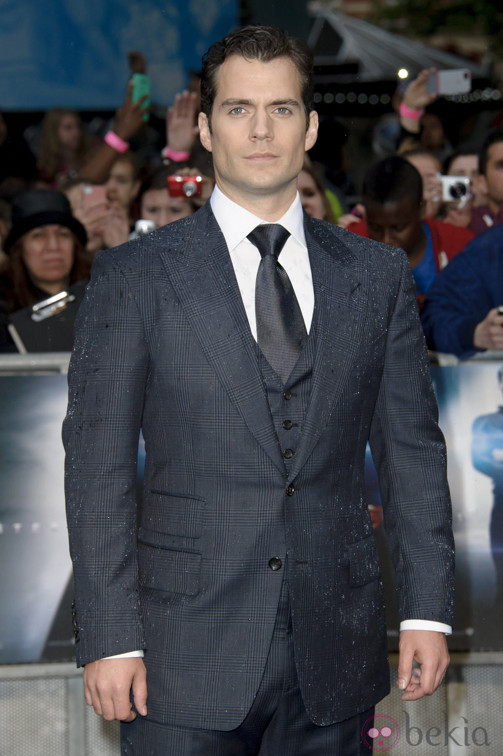 Henry Cavill posando para los fotógrafos en el estreno europeo de 'El Hombre de Acero' en Londres