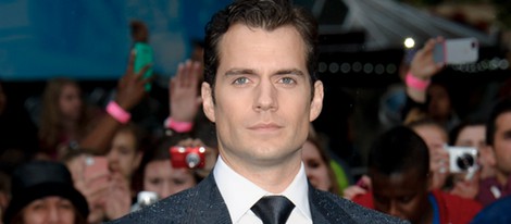 Henry Cavill posando para los fotógrafos en el estreno europeo de 'El Hombre de Acero' en Londres