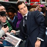 Henry Cavill atiende a los fans en el estreno europeo de 'El Hombre de Acero' en Londres