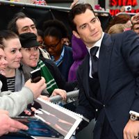 Henry Cavill atiende a los fans en el estreno europeo de 'El Hombre de Acero' en Londres