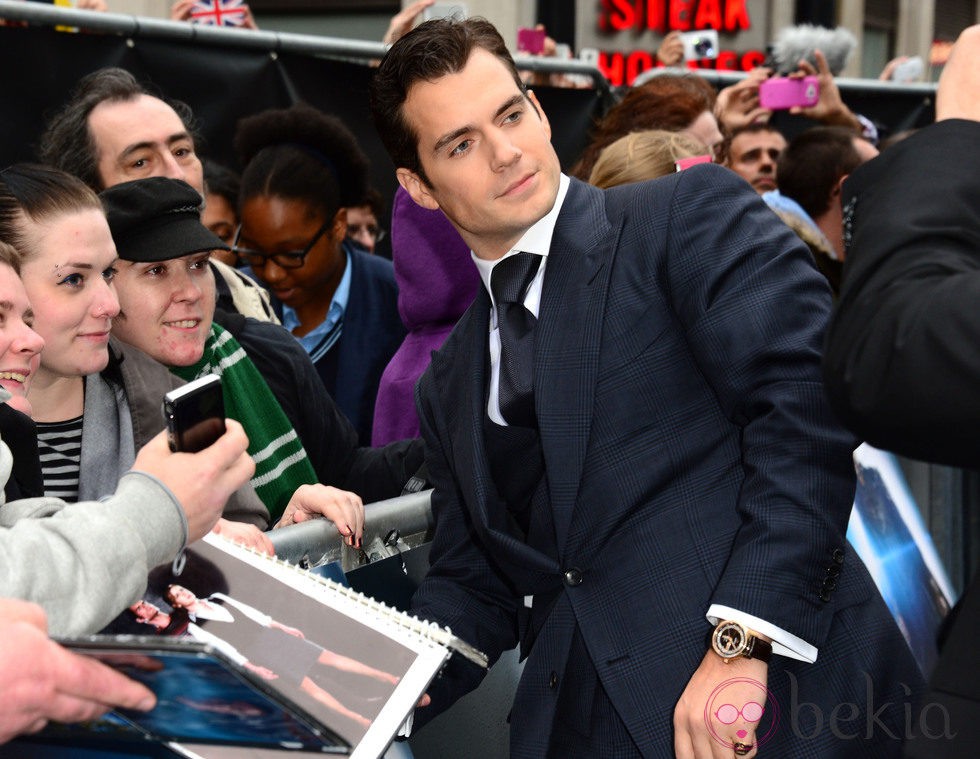 Henry Cavill atiende a los fans en el estreno europeo de 'El Hombre de Acero' en Londres