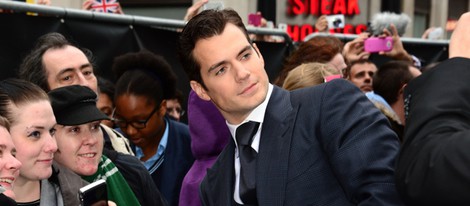 Henry Cavill atiende a los fans en el estreno europeo de 'El Hombre de Acero' en Londres