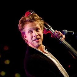 Ted Dwane es el bajista  de Mumford & Sons