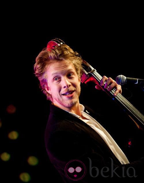 Ted Dwane es el bajista  de Mumford & Sons