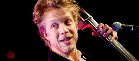 Ted Dwane es el bajista  de Mumford & Sons