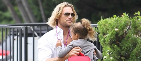 Gabriel Aubry pasea junto a su hija Nhala en Los Ángeles