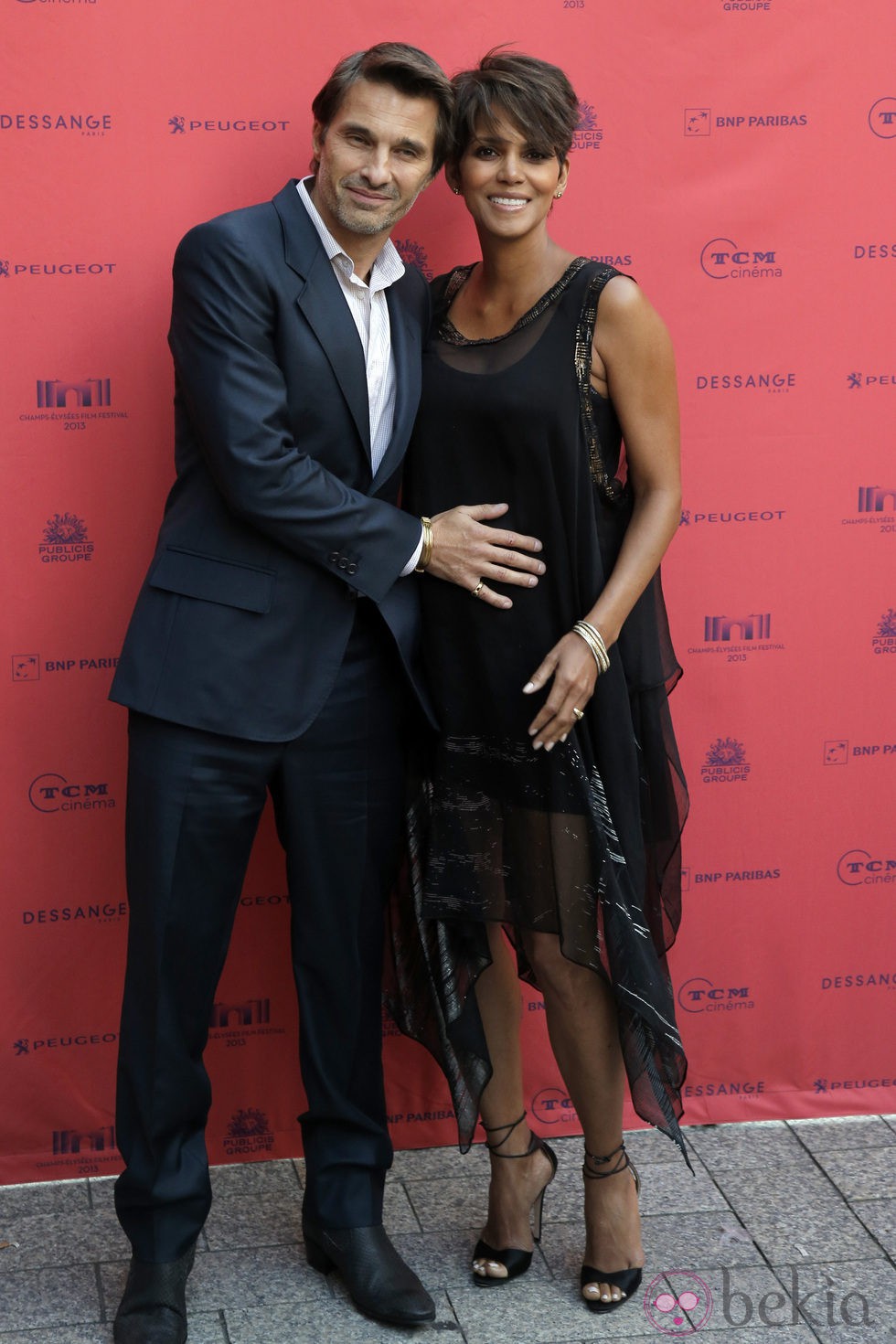 Halle Berry y Olivier Martínez presumen de embarazo en París