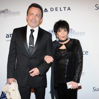 Liza Minnelli acompañada en la gala amfAR 2013 de Nueva York