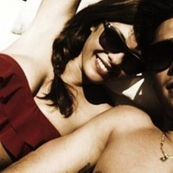 Jessica Bueno y Jota Peleteiro tomando el sol en Ibiza