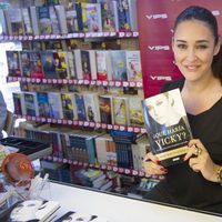 Vicky Martín Berrocal firmando ejemplares de su libro en la Feria del Libro de Madrid 2013