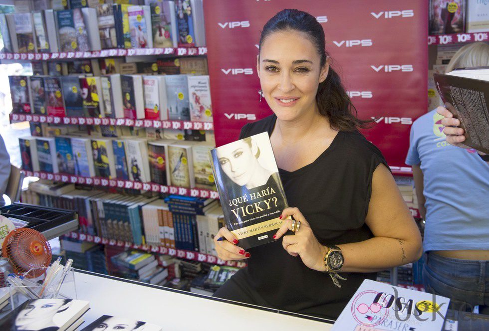 Vicky Martín Berrocal firmando ejemplares de su libro en la Feria del Libro de Madrid 2013