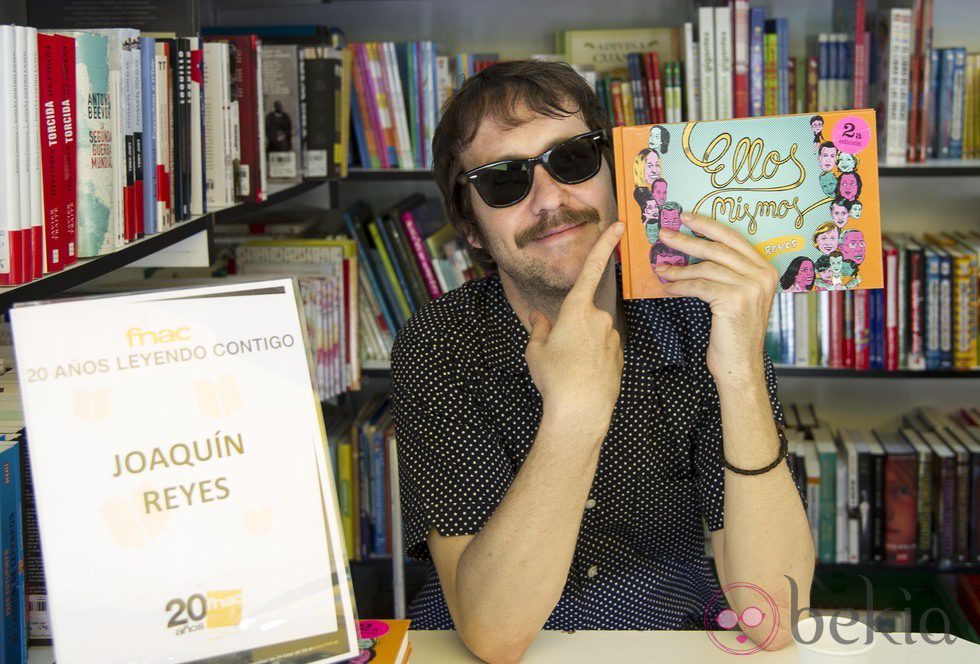 Joaquín Reyes firmando ejemplares de su libro en la Feria del Libro de Madrid 2013