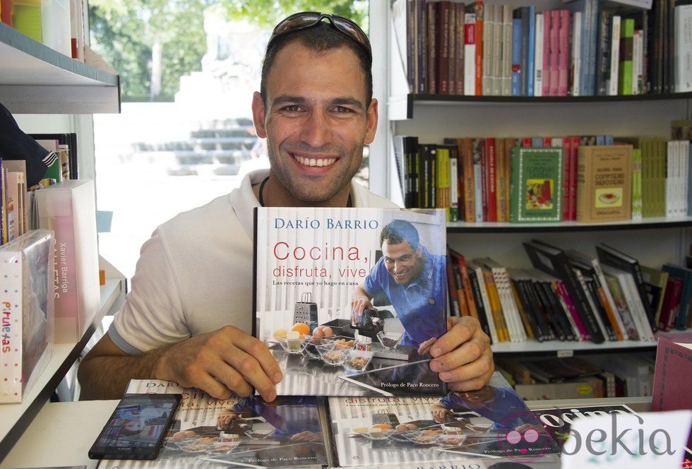 Darío Barrio firmando ejemplares de su libro en la Feria del Libro de Madrid 2013