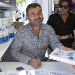 Jorge Javier Vázquez firmando ejemplares de su libro en la Feria del Libro de Madrid 2013