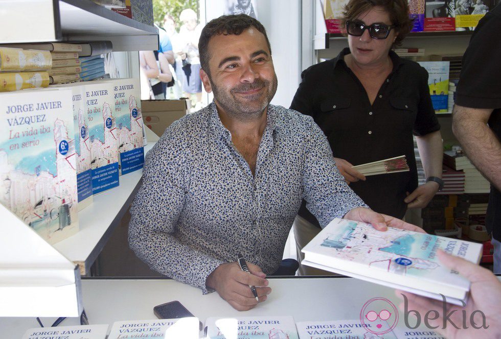 Jorge Javier Vázquez firmando ejemplares de su libro en la Feria del Libro de Madrid 2013