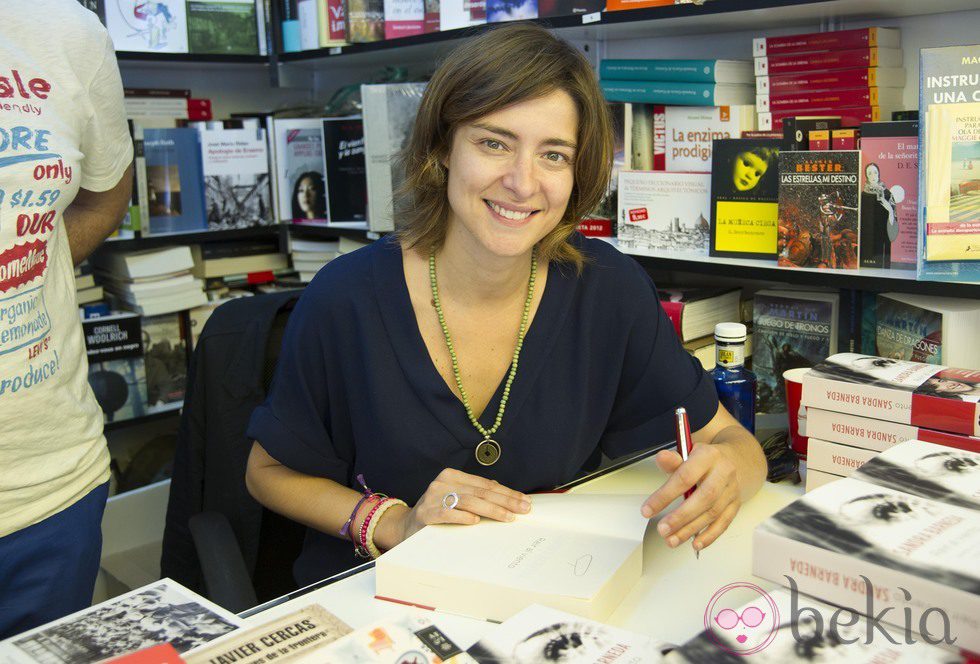 Sandra Barneda firmando ejemplares de su libro en la Feria del Libro de Madrid 2013