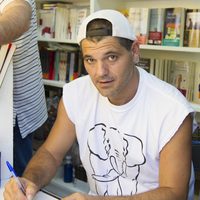 Frank Cuesta firmando ejemplares de su libro en la Feria del Libro de Madrid 2013