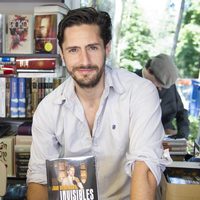 Juan Diego Botto firmando ejemplares de su libro en la Feria del Libro de Madrid 2013