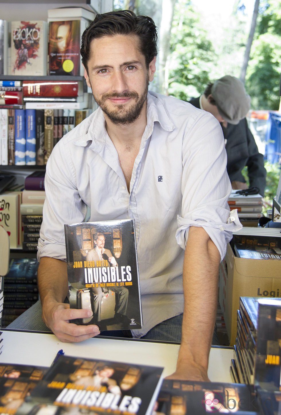 Juan Diego Botto firmando ejemplares de su libro en la Feria del Libro de Madrid 2013