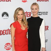 Julie Benz e Yvonne Strahovski en la presentación de la octava temporada de Dexter