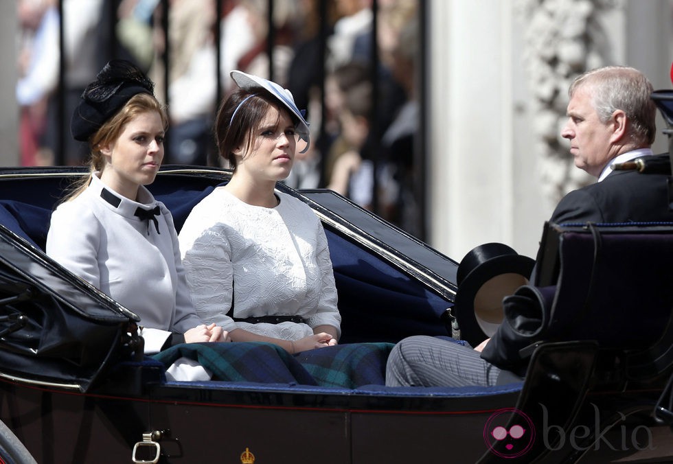 El Príncipe Andrés y las Princesas de York en Trooping the Colour 2013