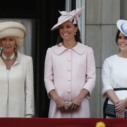 La Duquesa de Cornualles, la Duquesa de Cambridge y la Princesa Eugenia de York en Trooping the Colour 2013