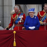 La Reina Isabel, el Príncipe de Gales y los Duques de Cambridge en Trooping the Colour 2013