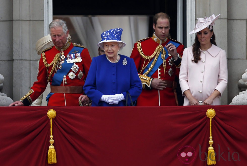 La Reina Isabel, el Príncipe de Gales y los Duques de Cambridge en Trooping the Colour 2013