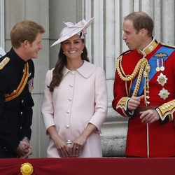 El Príncipe Harry y los Duques de Cambridge en Trooping the Colour 2013