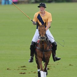 El Príncipe Harry en un partido de polo benéfico en Gloucestershire