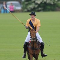 El Príncipe Harry en un partido de polo benéfico en Gloucestershire