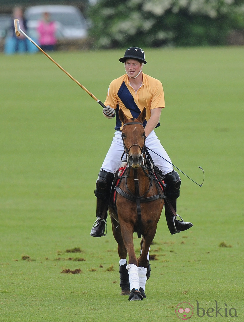 El Príncipe Harry en un partido de polo benéfico en Gloucestershire