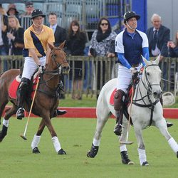 Los Príncipes Guillermo y Harry en un partido de polo benéfico en Gloucestershire