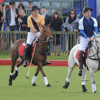 Los Príncipes Guillermo y Harry en un partido de polo benéfico en Gloucestershire