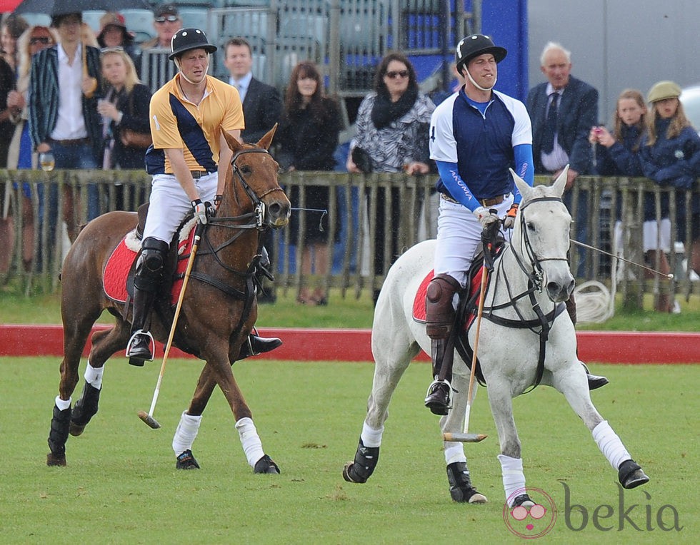 Los Príncipes Guillermo y Harry en un partido de polo benéfico en Gloucestershire