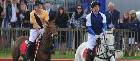 Los Príncipes Guillermo y Harry en un partido de polo benéfico en Gloucestershire