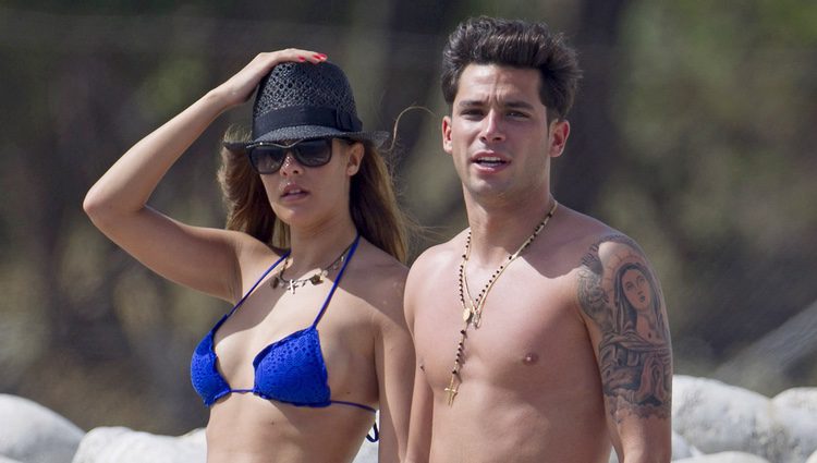 Jota Peleteiro y Jessica Bueno paseando por las playas de Ibiza