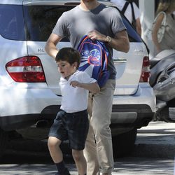 Xabi Alonso recogiendo a su hijo Jon del colegio