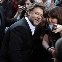 Russell Crowe atendiendo a los fans en el estreno de 'El hombre de acero' en Madrid